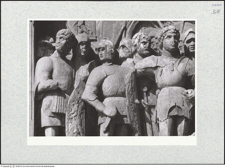 Vorderseite von Bibliotheca Hertziana [https://www.deutsche-digitale-bibliothek.de/content/lizenzen/rv-fz/] Triumphbogen Alfonsos VFerdinand als Anführer der aragonesischen Armee - Linke Figurengruppe, Detail, bh480970_recto. Foto.