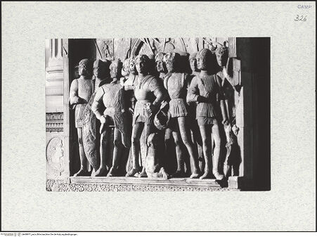 Vorderseite von unbekannt [https://www.deutsche-digitale-bibliothek.de/content/lizenzen/rv-fz/] Triumphbogen Alfonsos VFerdinand als Anführer der aragonesischen Armee - Teilansicht, bh480971_recto. Foto.