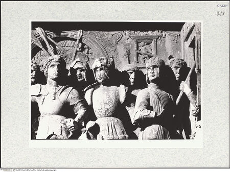 Vorderseite von Bibliotheca Hertziana [https://www.deutsche-digitale-bibliothek.de/content/lizenzen/rv-fz/] Triumphbogen Alfonsos VFerdinand als Anführer der aragonesischen Armee - Rechte Figurengruppe, Detail, bh480972_recto. Foto.