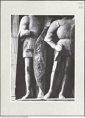 Vorderseite von Bibliotheca Hertziana [https://www.deutsche-digitale-bibliothek.de/content/lizenzen/rv-fz/] Triumphbogen Alfonsos VFerdinand als Anführer der aragonesischen Armee - Krieger links, Detail, bh480974_recto. Foto.