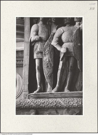 Vorderseite von Bibliotheca Hertziana [https://www.deutsche-digitale-bibliothek.de/content/lizenzen/rv-fz/] Triumphbogen Alfonsos VFerdinand als Anführer der aragonesischen Armee - Krieger links, Detail, bh480975_recto. Foto.