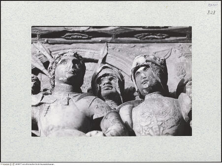 Vorderseite von unbekannt [https://www.deutsche-digitale-bibliothek.de/content/lizenzen/rv-fz/] Triumphbogen Alfonsos VFerdinand als Anführer der aragonesischen Armee - Detail: Köpfe, bh480977_recto. Foto.