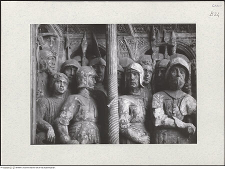 Vorderseite von Bibliotheca Hertziana [https://www.deutsche-digitale-bibliothek.de/content/lizenzen/rv-fz/] Triumphbogen Alfonsos VAlfons als Anführer der aragonesischen Armee - Linke Kriegergruppe, Detail, bh480981_recto. Foto.