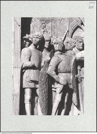 Vorderseite von Bibliotheca Hertziana [https://www.deutsche-digitale-bibliothek.de/content/lizenzen/rv-fz/] Triumphbogen Alfonsos VFerdinand als Anführer der aragonesischen Armee - Linke Figurengruppe, bh480984_recto. Foto.