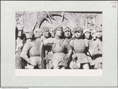 Vorderseite von Bibliotheca Hertziana [https://www.deutsche-digitale-bibliothek.de/content/lizenzen/rv-fz/] Triumphbogen Alfonsos VFerdinand als Anführer der aragonesischen Armee - Mittlere Figurengruppe, Detail, bh480988_recto. Foto.