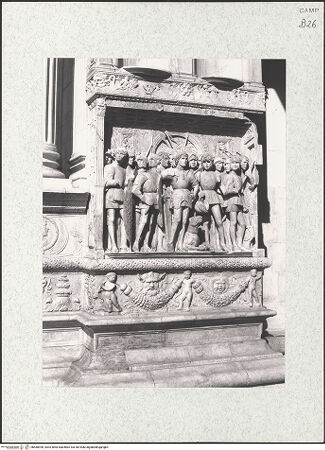 Vorderseite von Bibliotheca Hertziana [https://www.deutsche-digitale-bibliothek.de/content/lizenzen/rv-fz/] Triumphbogen Alfonsos VFerdinand als Anführer der aragonesischen Armee - Gesamtansicht, bh480990_recto. Foto.