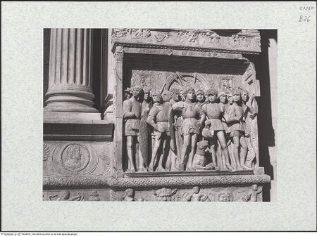 Vorderseite von Bibliotheca Hertziana [https://www.deutsche-digitale-bibliothek.de/content/lizenzen/rv-fz/] Triumphbogen Alfonsos VFerdinand als Anführer der aragonesischen Armee - Gesamtansicht, bh480991_recto. Foto.