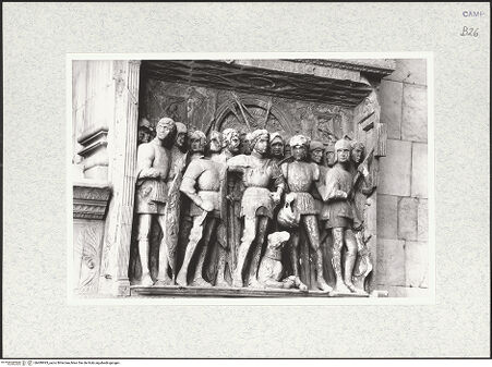 Vorderseite von Bibliotheca Hertziana [https://www.deutsche-digitale-bibliothek.de/content/lizenzen/rv-fz/] Triumphbogen Alfonsos VFerdinand als Anführer der aragonesischen Armee - Gesamtansicht, bh480993_recto. Foto.