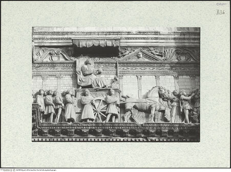 Vorderseite von unbekannt [https://www.deutsche-digitale-bibliothek.de/content/lizenzen/rv-fz/] Triumphbogen Alfonsos VTriumphaler Einzug Alfons V. in NeapelAlfons V. auf dem Triumphwagen thronend - Mittelteil, Ausschnitt: linke Figurengruppe und Triumphwagen, bh480994_recto. Foto.