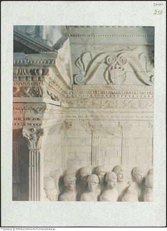 Vorderseite von Sopr. BAS NA? [https://www.deutsche-digitale-bibliothek.de/content/lizenzen/rv-ez/] Triumphbogen Alfonsos VTriumphaler Einzug Alfons V. in NeapelDas Gefolge der Barone - Detail: Pilaster und Gesims, bh480998_recto. Foto.