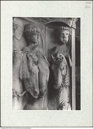 Vorderseite von ICCD [https://www.deutsche-digitale-bibliothek.de/content/lizenzen/rv-ez/] Triumphbogen Alfonsos VTriumphaler Einzug Alfons V. in NeapelBerittene Bläser und Trommler - Figuren rechts, Detail, bh481001_recto. Foto.