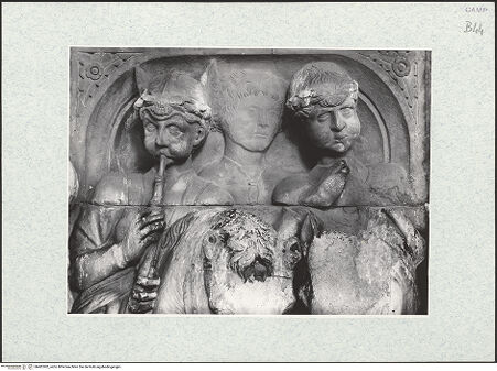 Vorderseite von ICCD [https://www.deutsche-digitale-bibliothek.de/content/lizenzen/rv-ez/] Triumphbogen Alfonsos VTriumphaler Einzug Alfons V. in NeapelBerittene Bläser und Trommler - Musikanten, Detail: Oberkörper, bh481002_recto. Foto.