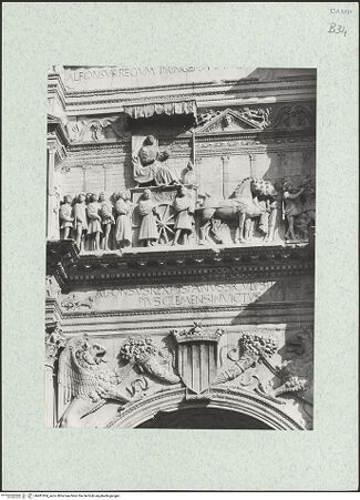 Vorderseite von Bibliotheca Hertziana [https://www.deutsche-digitale-bibliothek.de/content/lizenzen/rv-fz/] Triumphbogen Alfonsos VTriumphaler Einzug Alfons V. in Neapel - Ausschnitt: Wappengreifen, Inschrift und Triumphrelief, bh481004_recto. Foto.