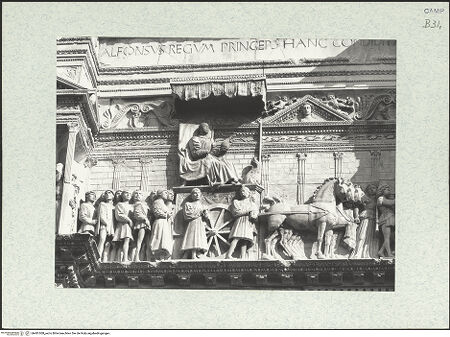 Vorderseite von Bibliotheca Hertziana [https://www.deutsche-digitale-bibliothek.de/content/lizenzen/rv-fz/] Triumphbogen Alfonsos VTriumphaler Einzug Alfons V. in Neapel - Mittelteil, Ausschnitt: linke Figurengruppe und Triumphwagen, bh481008_recto. Foto.