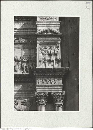 Vorderseite von Bibliotheca Hertziana [https://www.deutsche-digitale-bibliothek.de/content/lizenzen/rv-fz/] Triumphbogen Alfonsos VTriumphaler Einzug Alfons V. in NeapelBerittene Bläser und Trommler - Rechte Ädikula, angrenzender Fries und Kapitelle, bh481009_recto. Foto.