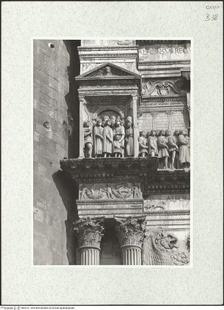 Vorderseite von Bibliotheca Hertziana [https://www.deutsche-digitale-bibliothek.de/content/lizenzen/rv-fz/] Triumphbogen Alfonsos VTriumphaler Einzug Alfons V. in NeapelDas Gefolge der Barone - Ausschnitt: Triumphrelief, linke Ädikula, angrenzender Fries und Kapitelle, bh481011_recto. Foto.