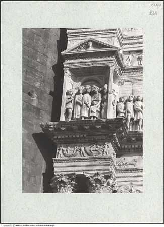 Vorderseite von Bibliotheca Hertziana [https://www.deutsche-digitale-bibliothek.de/content/lizenzen/rv-fz/] Triumphbogen Alfonsos VTriumphaler Einzug Alfons V. in NeapelRepräsentanten der neapolitanischen Bevölkerung - Ausschnitt: Triumphrelief, linke Ädikula, angrenzender Fries und Kapitelle, bh481012_recto. Foto.