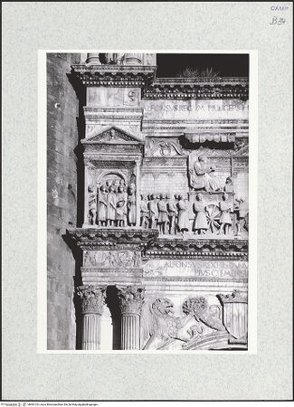 Vorderseite von Bibliotheca Hertziana [https://www.deutsche-digitale-bibliothek.de/content/lizenzen/rv-fz/] Triumphbogen Alfonsos VTriumphaler Einzug Alfons V. in Neapel - Ausschnitt: rechte Hälfte mit Wappengreif, Inschriftenfriesen und Triumphrelief, bh481013_recto. Foto.