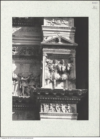 Vorderseite von Bibliotheca Hertziana [https://www.deutsche-digitale-bibliothek.de/content/lizenzen/rv-fz/] Triumphbogen Alfonsos VTriumphaler Einzug Alfons V. in NeapelBerittene Bläser und Trommler - Rechte Ädikula und angrenzende Friese, bh481014_recto. Foto.