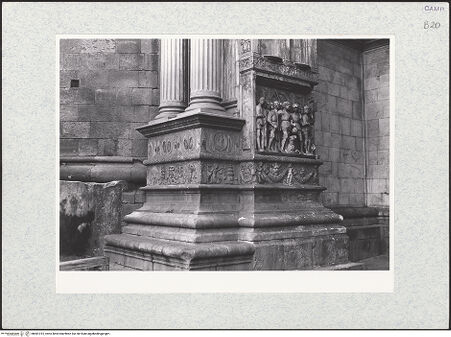 Vorderseite von Bibliotheca Hertziana [https://www.deutsche-digitale-bibliothek.de/content/lizenzen/rv-fz/] Triumphbogen Alfonsos VLinker Sockel - Sockelzone, linkes Postament und Kriegerrelief, bh481015_recto. Foto.