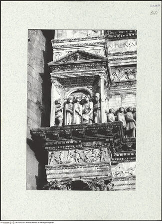 Vorderseite von Bibliotheca Hertziana [https://www.deutsche-digitale-bibliothek.de/content/lizenzen/rv-fz/] Triumphbogen Alfonsos VTriumphaler Einzug Alfons V. in NeapelRepräsentanten der neapolitanischen Bevölkerung - Triumphrelief, linke Ädikula und angrenzender Fries, bh481018_recto. Foto.