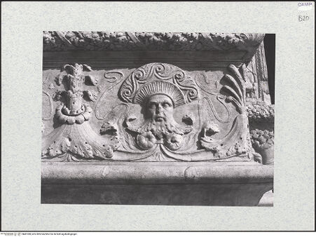 Vorderseite von Bibliotheca Hertziana [https://www.deutsche-digitale-bibliothek.de/content/lizenzen/rv-fz/] Triumphbogen Alfonsos VLinker Sockel - Maskenfries, Detail: Blattornament, bh481080_recto. Foto.