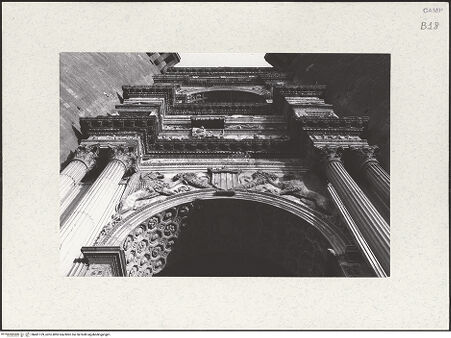 Vorderseite von Bibliotheca Hertziana [https://www.deutsche-digitale-bibliothek.de/content/lizenzen/rv-fz/] Triumphbogen Alfonsos VEingangsbogen: Dekoration - Teilansicht von unten, bh481139_recto. Foto.