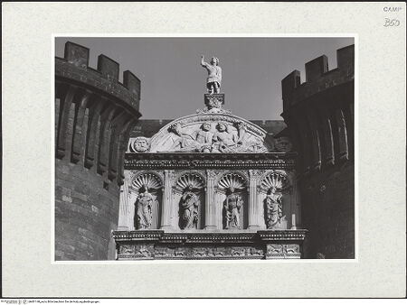 Vorderseite von Bibliotheca Hertziana [https://www.deutsche-digitale-bibliothek.de/content/lizenzen/rv-fz/] Triumphbogen Alfonsos V - Obere Nischenzone, Giebel und Statue des heiligen Michael, bh481140_recto. Foto.