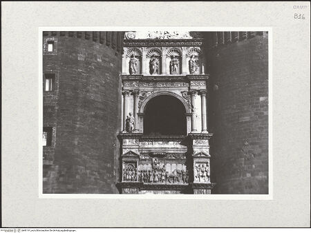 Vorderseite von Bibliotheca Hertziana [https://www.deutsche-digitale-bibliothek.de/content/lizenzen/rv-fz/] Triumphbogen Alfonsos V - Detail: mittlere Zonen, bh481141_recto. Foto.