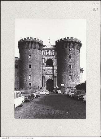 Vorderseite von Bibliotheca Hertziana [https://www.deutsche-digitale-bibliothek.de/content/lizenzen/rv-fz/] Triumphbogen Alfonsos V - Triumphbogen mit Torre di Mezzo und Torre di Guardia aus Westen, bh481142_recto. Foto.