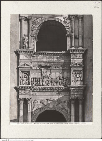 Vorderseite von Alinari [https://www.deutsche-digitale-bibliothek.de/content/lizenzen/rv-ez/] Triumphbogen Alfonsos V - Unterer Bogen und mittlere Geschosse, bh481146_recto. Foto.