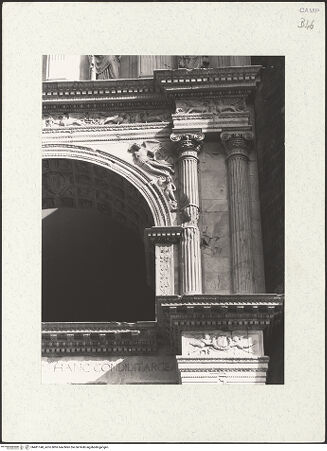 Vorderseite von Bibliotheca Hertziana [https://www.deutsche-digitale-bibliothek.de/content/lizenzen/rv-fz/] Triumphbogen Alfonsos VOberer BogenViktorien und Putten mit Füllhörnern - Rechter Zwickel und Säulenpaar rechts, bh481148_recto. Foto.