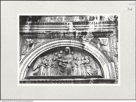 Vorderseite von Bibliotheca Hertziana [https://www.deutsche-digitale-bibliothek.de/content/lizenzen/rv-fz/] PortaldekorationMaria mit Kind im Kreise anbetender Engel - Gesamtansicht, bh481149_recto. Foto.