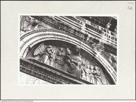 Vorderseite von Bibliotheca Hertziana [https://www.deutsche-digitale-bibliothek.de/content/lizenzen/rv-fz/] PortaldekorationMaria mit Kind im Kreise anbetender Engel - Seitenansicht von unten links, bh481150_recto. Foto.