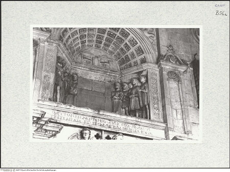 Vorderseite von Bibliotheca Hertziana [https://www.deutsche-digitale-bibliothek.de/content/lizenzen/rv-fz/] Eingangsbogen der Cappella MastrantonioRechter PilasterDie Kirchenväter Ambrosius und Augustinus - Detail: der heilige Ambrosius, bh481163_recto. Foto: Kruft, Hanno-Walter.