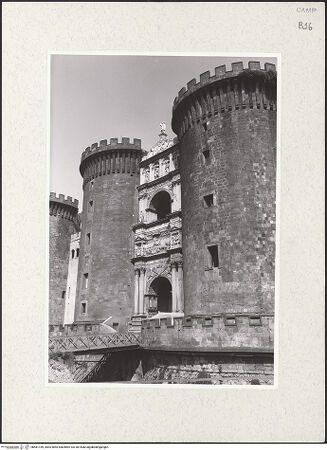 Vorderseite von Bibliotheca Hertziana [https://www.deutsche-digitale-bibliothek.de/content/lizenzen/rv-fz/] Triumphbogen Alfonsos V - Triumphbogen mit Torre di Mezzo und Torre di Guardia, bh481169_recto. Foto.