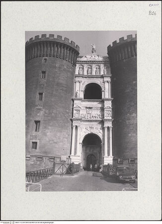 Vorderseite von Bibliotheca Hertziana [https://www.deutsche-digitale-bibliothek.de/content/lizenzen/rv-fz/] Triumphbogen Alfonsos V - Triumphbogen mit Torre di Mezzo und Torre di Guardia, bh481174_recto. Foto.