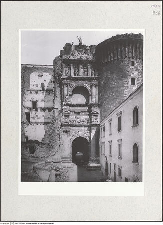 Vorderseite von Alinari [https://www.deutsche-digitale-bibliothek.de/content/lizenzen/rv-ez/] Triumphbogen Alfonsos V - Triumphbogen mit Torre di Guardia und der zerstörten Torre di Mezzo aus Westen, vor der Restaurierung Avenas, bh481175_recto. Foto.