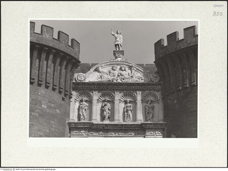 Vorderseite von Bibliotheca Hertziana [https://www.deutsche-digitale-bibliothek.de/content/lizenzen/rv-fz/] Triumphbogen Alfonsos V - Obere Nischenzone, Giebel und Statue des heiligen Michael, bh481176_recto. Foto.