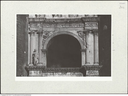 Vorderseite von Bibliotheca Hertziana [https://www.deutsche-digitale-bibliothek.de/content/lizenzen/rv-fz/] Triumphbogen Alfonsos VOberer Bogen - Gesamtansicht, bh481177_recto. Foto.