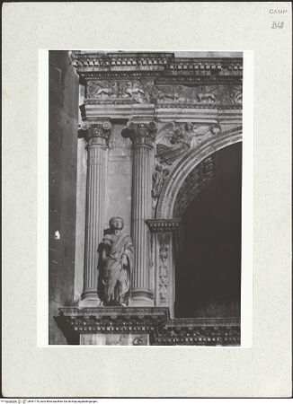 Vorderseite von Bibliotheca Hertziana [https://www.deutsche-digitale-bibliothek.de/content/lizenzen/rv-fz/] Triumphbogen Alfonsos VVirtù guerriera - Oberes Bogengeschoss, linke Hälfte mit Säulenpaar und Statue, bh481178_recto. Foto.