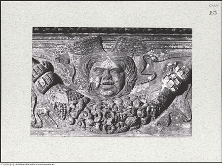 Vorderseite von Bibliotheca Hertziana [https://www.deutsche-digitale-bibliothek.de/content/lizenzen/rv-fz/] Triumphbogen Alfonsos VLinker Sockel - Rechte Seite: Festonfries, Detail: Kopfmaske, bh481439_recto. Foto: Digerud, Jan.