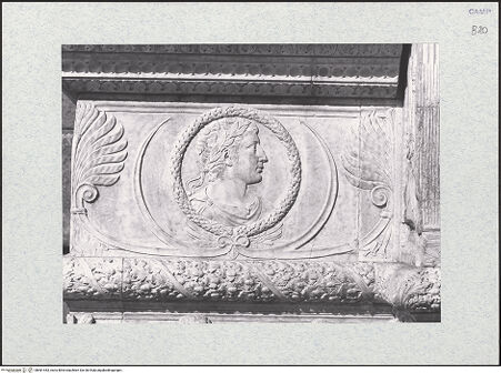 Vorderseite von Bibliotheca Hertziana [https://www.deutsche-digitale-bibliothek.de/content/lizenzen/rv-fz/] Triumphbogen Alfonsos VLinker Sockel - Rechte Seite: Medaillonbildnis (Alfons V.?), bh481443_recto. Foto.