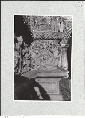 Vorderseite von Bibliotheca Hertziana [https://www.deutsche-digitale-bibliothek.de/content/lizenzen/rv-fz/] Triumphbogen Alfonsos VLinker Sockel - Rechte Seite: Kopfmaske mit Füllhörnern, bh481444_recto. Foto.