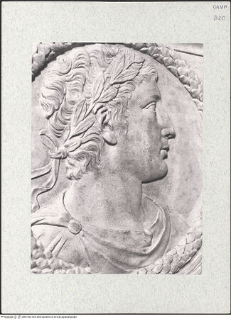 Vorderseite von Bibliotheca Hertziana [https://www.deutsche-digitale-bibliothek.de/content/lizenzen/rv-fz/] Triumphbogen Alfonsos VLinker Sockel - Rechte Seite: Medaillonbildnis (Alfons V.?), Detail, bh481445_recto. Foto.