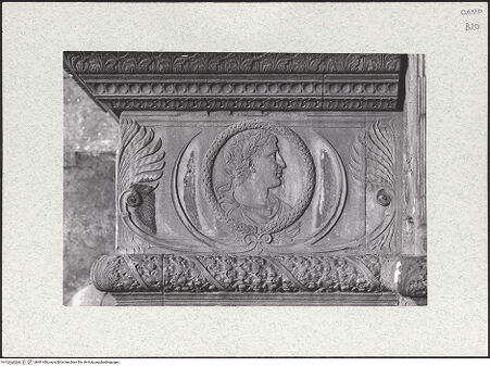 Vorderseite von Bibliotheca Hertziana [https://www.deutsche-digitale-bibliothek.de/content/lizenzen/rv-fz/] Triumphbogen Alfonsos VLinker Sockel - Rechte Seite: Medaillonbildnis (Alfons V.?), bh481446_recto. Foto.