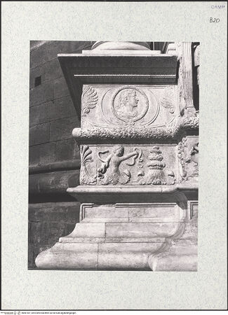 Vorderseite von Bibliotheca Hertziana [https://www.deutsche-digitale-bibliothek.de/content/lizenzen/rv-fz/] Triumphbogen Alfonsos VLinker Sockel - Rechte Seite: Medaillonbildnis und Schlangen würgender Herkules, bh481447_recto. Foto.