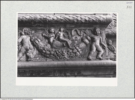 Vorderseite von Bibliotheca Hertziana [https://www.deutsche-digitale-bibliothek.de/content/lizenzen/rv-fz/] Triumphbogen Alfonsos VRechter Sockel - Linke Seite: Festonfries, Detail mit fischgestaltigem Cupido und Frau, bh481450_recto. Foto.