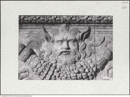 Vorderseite von Bibliotheca Hertziana [https://www.deutsche-digitale-bibliothek.de/content/lizenzen/rv-fz/] Triumphbogen Alfonsos VLinker Sockel - Rechte Seite: Festonfries, Detail, bh481451_recto. Foto: Digerud, Jan.