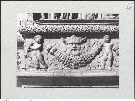 Vorderseite von Bibliotheca Hertziana [https://www.deutsche-digitale-bibliothek.de/content/lizenzen/rv-fz/] Triumphbogen Alfonsos VLinker Sockel - Rechte Seite: Festonfries, Detail, bh481452_recto. Foto.